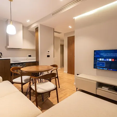 Diora's And Aparthotel