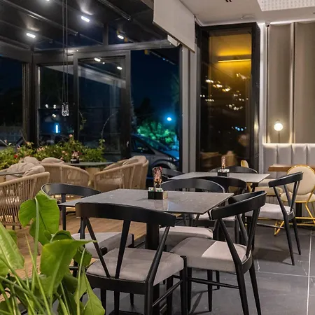Diora's And Hotel Vlore