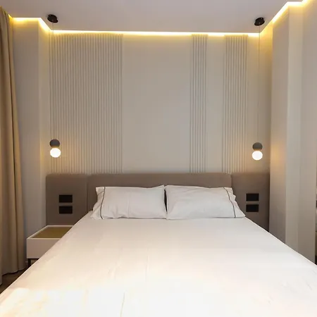 Diora's And Hotel